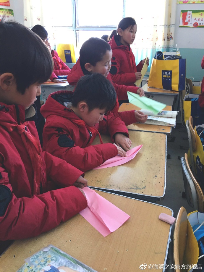 &ldquo;多一克溫暖&rdquo;的志愿者為孩子們帶去承載夢(mèng)想的手工課，孩子們通過剪紙、畫畫、折紙飛機(jī)，讓自己的夢(mèng)想在手中凝聚，隨紙飛機(jī)一起飛向天空，為凜冬帶來五彩斑斕的希望。