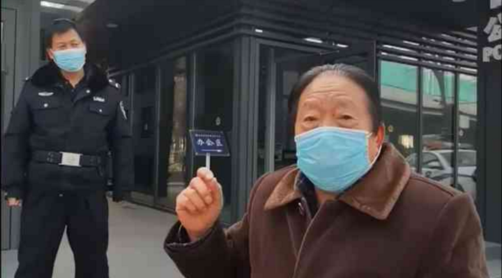 社區(qū)封閉，76歲的他為什么要出來