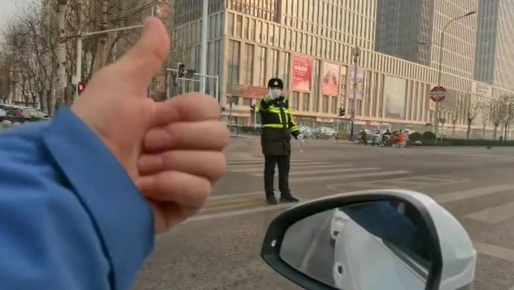 石家莊路人和交警的這個&ldquo;暗號&rdquo;，真暖！
