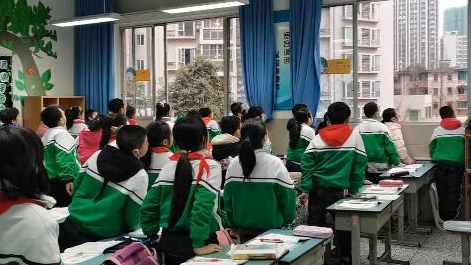 課上到一半，同學們卻把頭望向了外面！校長說：點贊！