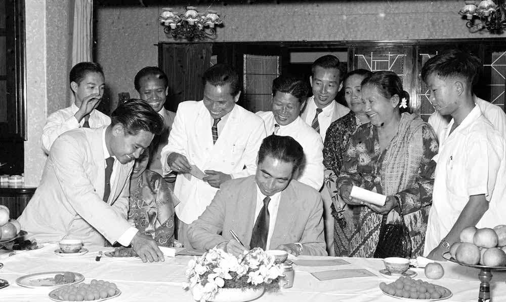 1955年4月25日，為迎接亞非會(huì)議而組織的萬隆人民委員會(huì)的代表請(qǐng)周恩來總理簽名留念。