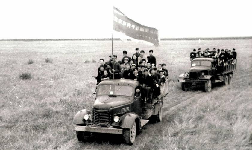 20世紀(jì)50年代初北京市64名青年組成志愿墾荒隊向黑龍江省蘿北縣荒原進(jìn)發(fā)。新華社稿
