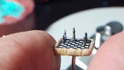 比指甲蓋還?。?土耳其微雕藝術(shù)家雕出超小國際象棋