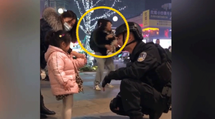 女子被特警圈粉蹲地拍照不想走，男友接下來的舉動驚呆網(wǎng)友