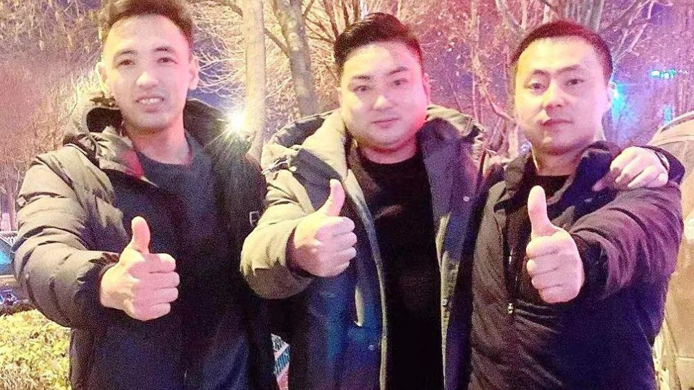 熱點(diǎn)快追｜路面結(jié)冰大貨車(chē)開(kāi)始溜車(chē)！24塊&ldquo;救命石&rdquo;幫助緊急脫險(xiǎn)