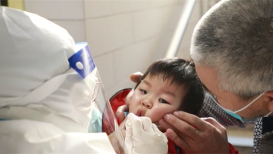 這一跪，謝謝你最美的&ldquo;核酸護士&rdquo;