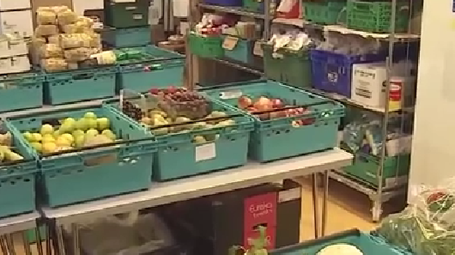 失業(yè)增多 倫敦食品銀行現(xiàn)&ldquo;英國最長隊伍&rdquo;