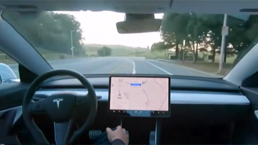 美國：男子在特斯拉后座秀&ldquo;無人駕駛&rdquo;被捕