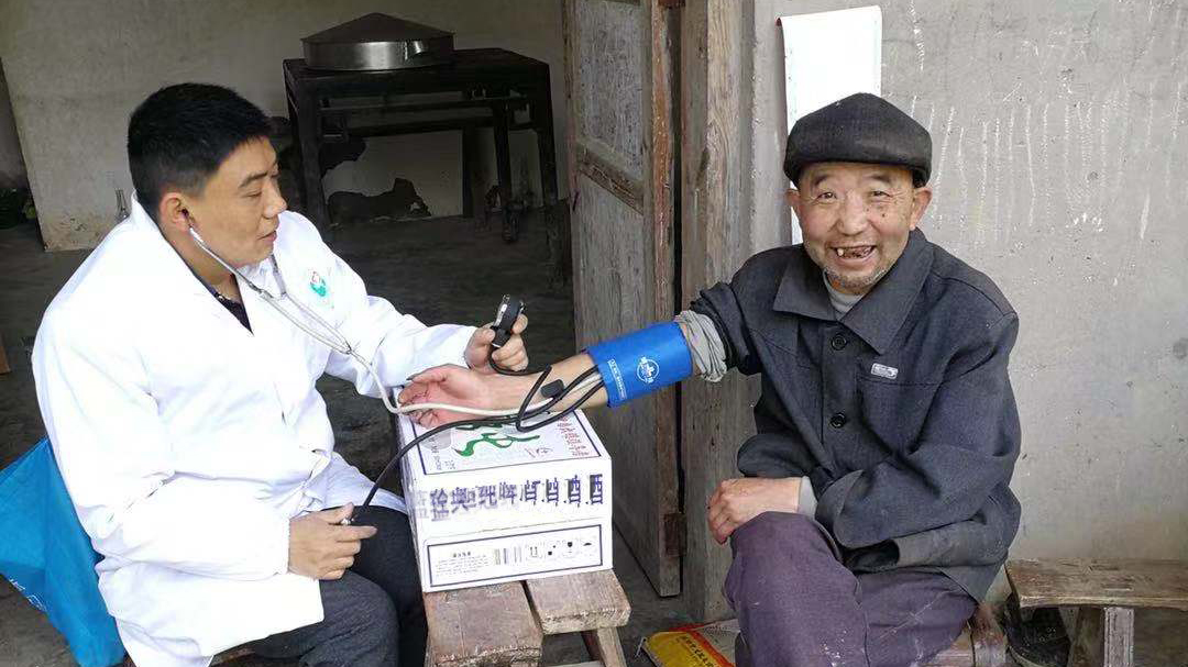 追夢中國人｜鄉(xiāng)村醫(yī)生譚明章：父子兩代堅(jiān)守，致力鄉(xiāng)村醫(yī)療