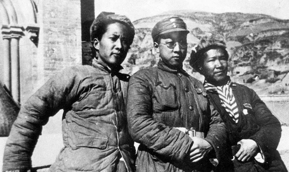 延安魯迅藝術(shù)文學(xué)院托兒所的阿姨和孩子們。