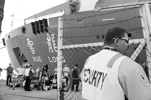 21日,雪龍?zhí)栒郎蕚鋸陌拇罄麃喌母ダ锫貭柛蹎⒊蹋巴鵐H370航班失聯(lián)疑似海域。