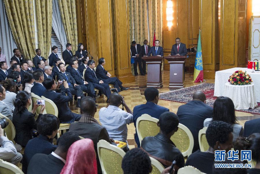5月4日，國(guó)務(wù)院總理李克強(qiáng)在亞的斯亞貝巴與埃塞俄比亞總理海爾馬里亞姆舉行會(huì)談。這是會(huì)談后，李克強(qiáng)與海爾馬里亞姆共同會(huì)見(jiàn)記者。 新華社記者 王曄 攝