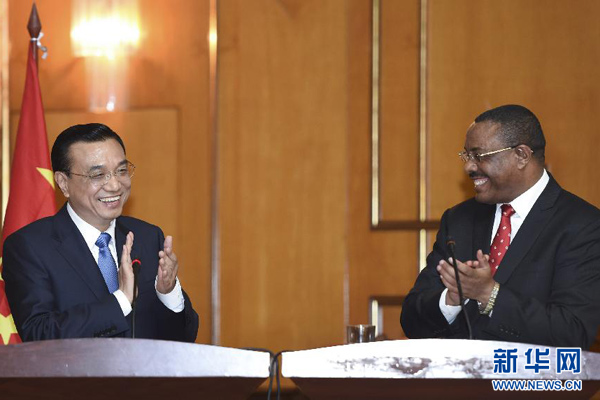 5月4日，國(guó)務(wù)院總理李克強(qiáng)在亞的斯亞貝巴與埃塞俄比亞總理海爾馬里亞姆舉行會(huì)談。這是會(huì)談結(jié)束后，李克強(qiáng)與海爾馬里亞姆共同會(huì)見(jiàn)記者。 新華社記者 李學(xué)仁 攝