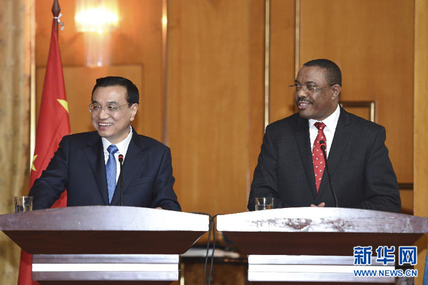 5月4日，國(guó)務(wù)院總理李克強(qiáng)在亞的斯亞貝巴與埃塞俄比亞總理海爾馬里亞姆舉行會(huì)談。這是會(huì)談后，李克強(qiáng)與海爾馬里亞姆共同會(huì)見(jiàn)記者。 新華社記者 李學(xué)仁 攝