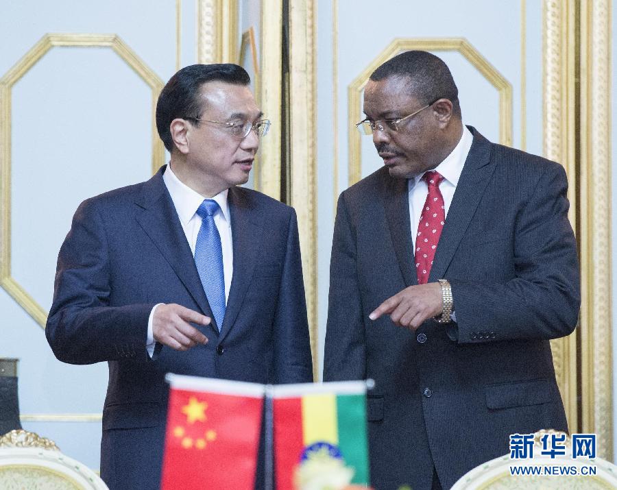 5月4日，中國(guó)國(guó)務(wù)院總理李克強(qiáng)在亞的斯亞貝巴與埃塞俄比亞總理海爾馬里亞姆舉行會(huì)談。這是會(huì)談后，李克強(qiáng)與海爾馬里亞姆共同出席有關(guān)文件簽字儀式。 新華社記者 王曄 攝