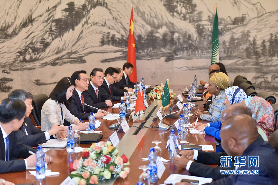 5月5日，中國國務(wù)院總理李克強(qiáng)在亞的斯亞貝巴非洲聯(lián)盟總部會見非盟委員會主席祖馬。 新華社記者李濤攝