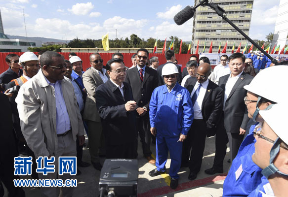 這是李克強與海爾馬里亞姆看望施工人員。新華社記者 李學仁 攝