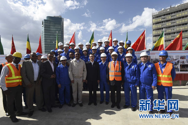 這是李克強同海爾馬里亞姆與施工人員合影留念。新華社記者 李學仁 攝