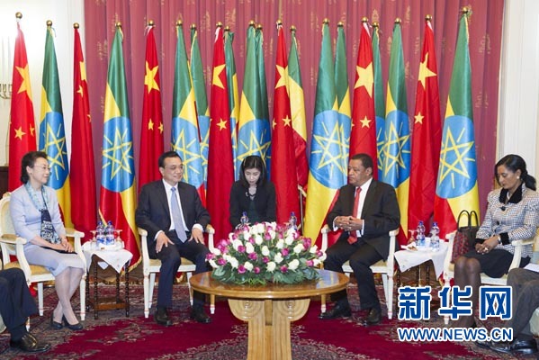 李克強總理夫人程虹、穆拉圖總統(tǒng)夫人梅阿扎參加會見。新華社記者王曄攝