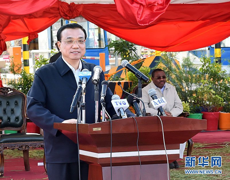 5月5日，國(guó)務(wù)院總理李克強(qiáng)與埃塞俄比亞總理海爾馬里亞姆共同出席亞的斯亞貝巴-阿達(dá)瑪高速公路一期竣工揭牌典禮，并為二期工程開工奠基剪彩。這是李克強(qiáng)在典禮上致辭。新華社記者 李濤 攝 