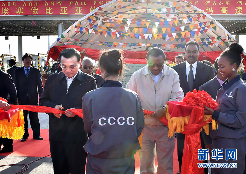 5月5日，中國(guó)國(guó)務(wù)院總理李克強(qiáng)與埃塞俄比亞總理海爾馬里亞姆共同出席亞的斯亞貝巴-阿達(dá)瑪高速公路一期竣工揭牌典禮，并為二期工程開工奠基剪彩。這是李克強(qiáng)與海爾馬里亞姆共同為亞的斯亞貝巴-阿達(dá)瑪高速公路二期工程開工剪彩。新華社記者 李濤 攝 
