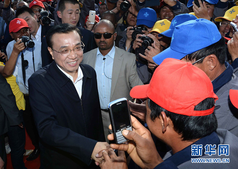 5月5日，中國(guó)國(guó)務(wù)院總理李克強(qiáng)與埃塞俄比亞總理海爾馬里亞姆共同出席亞的斯亞貝巴-阿達(dá)瑪高速公路一期竣工揭牌典禮，并為二期工程開工奠基剪彩。這是典禮結(jié)束后，李克強(qiáng)同工程施工人員親切交談。新華社記者 李濤 攝 