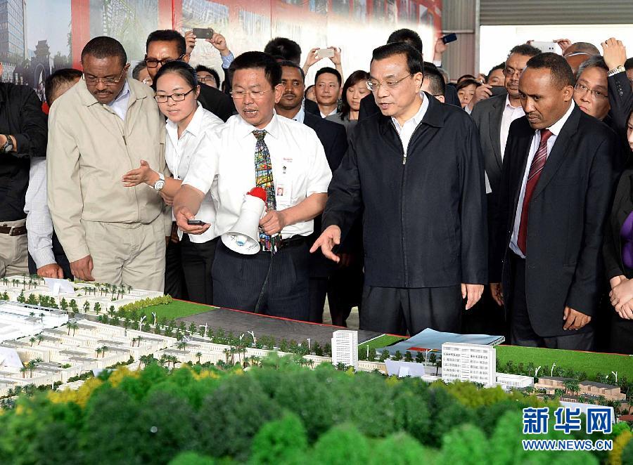  5月5日，中國國務院總理李克強在埃塞俄比亞總理海爾馬里亞姆陪同下參觀東方工業(yè)園。這是李克強與海爾馬里亞姆（左一）一起觀看工業(yè)園沙盤展示。新華社記者 李濤
