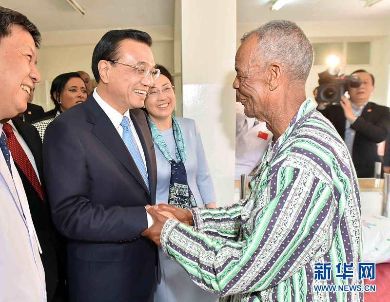 5月6日，中國(guó)國(guó)務(wù)院總理李克強(qiáng)與埃塞俄比亞總統(tǒng)穆拉圖一同來(lái)到亞的斯亞貝巴阿勒塔醫(yī)院，看望受益于中國(guó)免費(fèi)白內(nèi)障手術(shù)&ldquo;光明行&rdquo;活動(dòng)的埃塞俄比亞患者。新華社記者 李濤 攝 