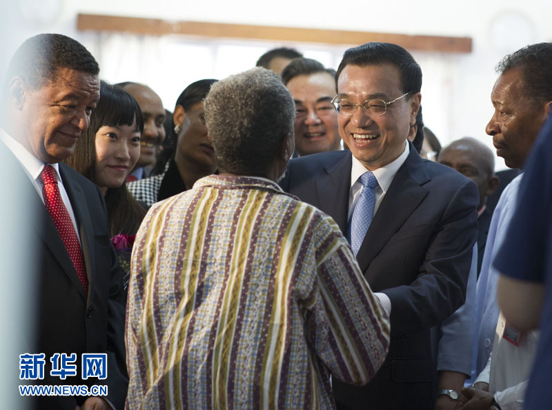 5月6日，中國(guó)國(guó)務(wù)院總理李克強(qiáng)與埃塞俄比亞總統(tǒng)穆拉圖一同來(lái)到亞的斯亞貝巴阿勒塔醫(yī)院，看望受益于中國(guó)免費(fèi)白內(nèi)障手術(shù)&ldquo;光明行&rdquo;活動(dòng)的埃塞俄比亞患者。新華社記者 謝環(huán)馳 攝 