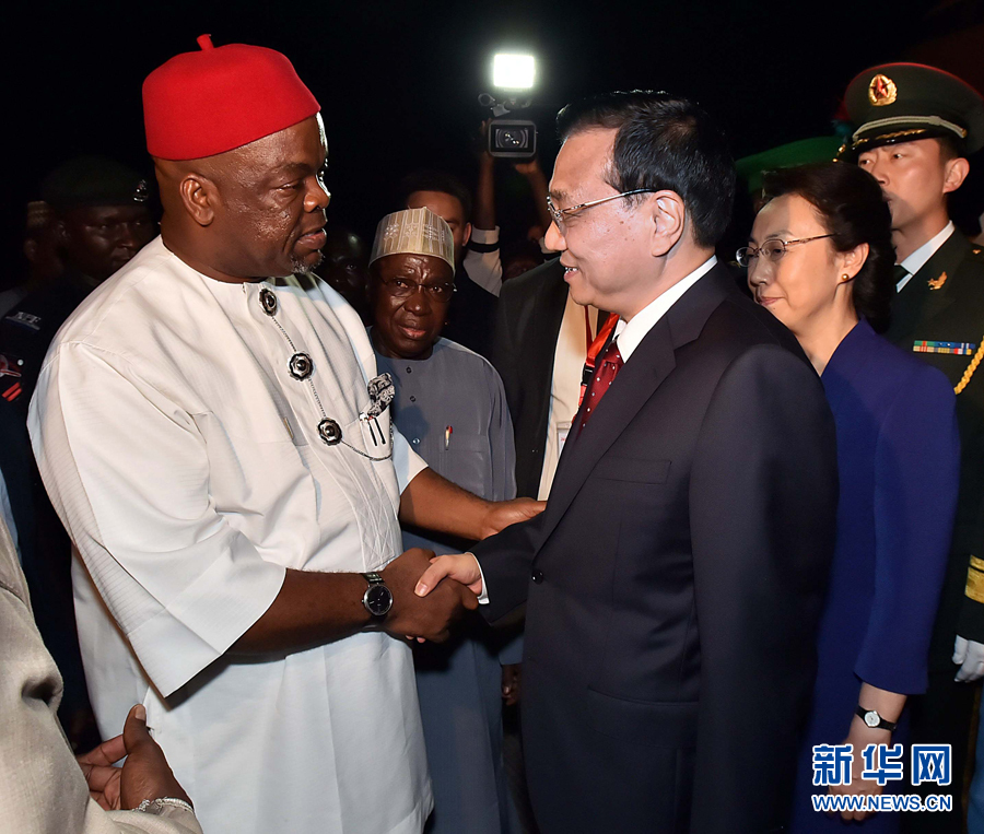     5月6日，應(yīng)尼日利亞總統(tǒng)喬納森邀請(qǐng)，國(guó)務(wù)院總理李克強(qiáng)乘專(zhuān)機(jī)抵達(dá)阿布賈國(guó)際機(jī)場(chǎng)，開(kāi)始對(duì)尼日利亞進(jìn)行正式訪問(wèn)。李克強(qiáng)總理夫人程虹同機(jī)抵達(dá)。新華社記者 李濤 攝 