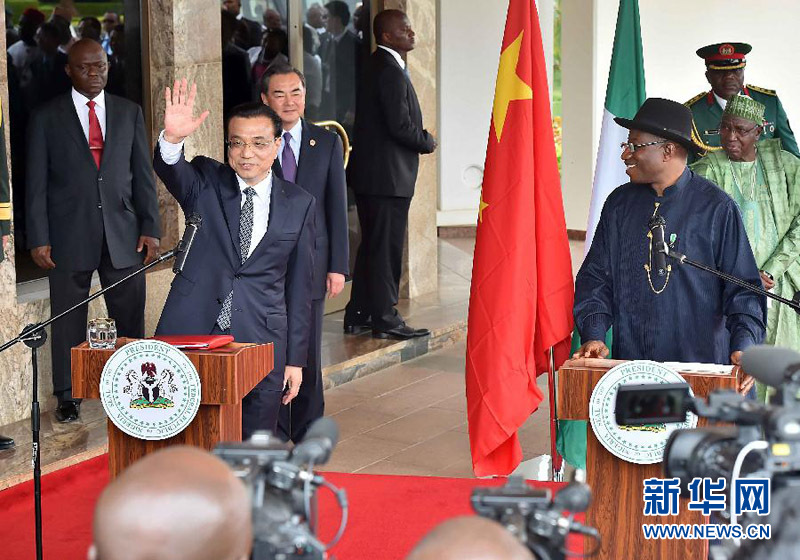 5月7日，中國國務(wù)院總理李克強(qiáng)在阿布賈與尼日利亞總統(tǒng)喬納森會(huì)談后共同會(huì)見記者，并回答記者提問。 新華社記者李濤攝 