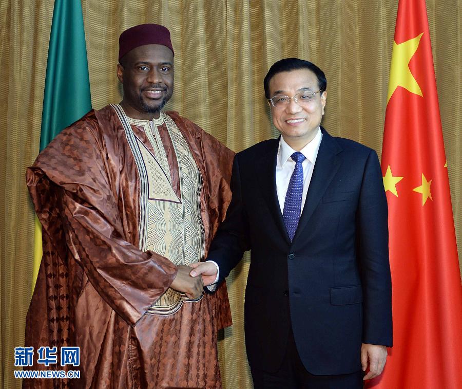 5月7日，正在尼日利亞訪問(wèn)的國(guó)務(wù)院總理李克強(qiáng)在阿布賈會(huì)見(jiàn)出席第24屆世界經(jīng)濟(jì)論壇非洲峰會(huì)全會(huì)的馬里總理馬拉。 新華社記者 李濤 攝 