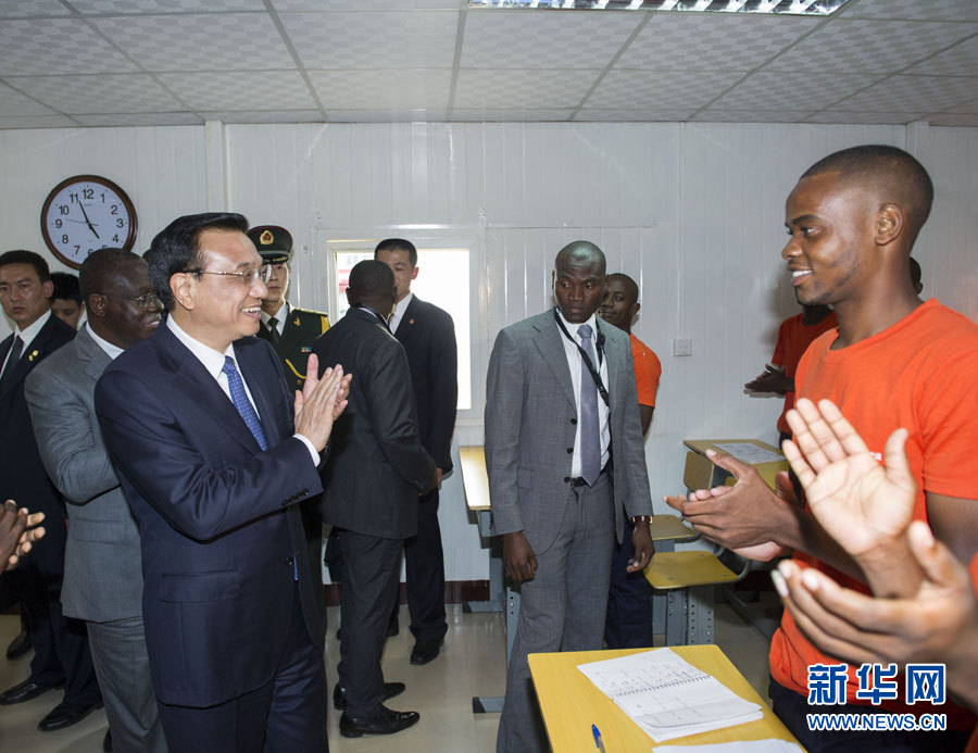 這是李克強在學(xué)校教室內(nèi)同正在上課的學(xué)生互動交流。新華社記者王曄攝