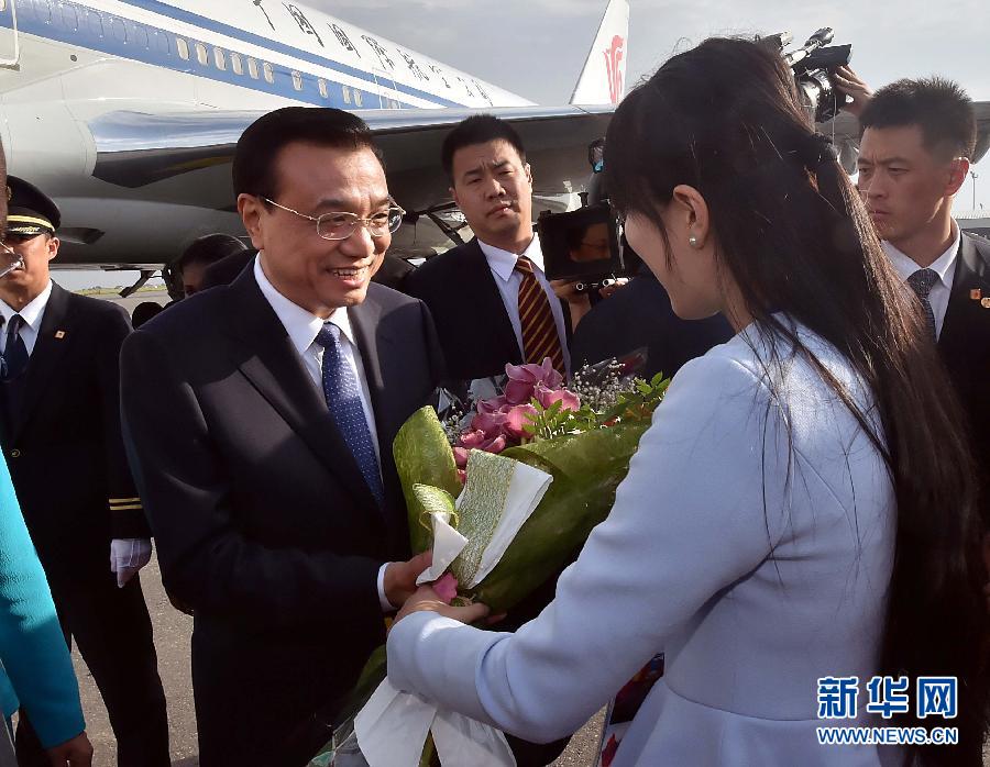 5月8日，應安哥拉總統(tǒng)多斯桑托斯邀請，中國國務院總理李克強乘專機抵達羅安達二月四日國際機場，開始對安哥拉進行正式訪問。 新華社記者李濤 攝 