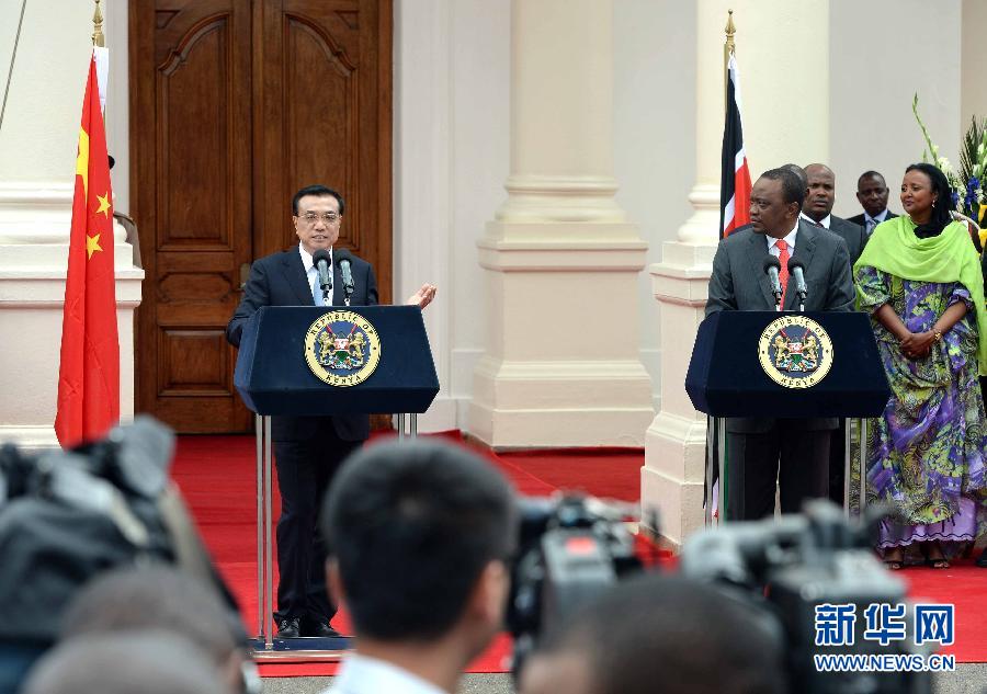 5月10日，中國國務(wù)院總理李克強在肯尼亞國家宮與肯總統(tǒng)肯雅塔舉行會談后共同會見記者。 新華社記者 李濤 攝 