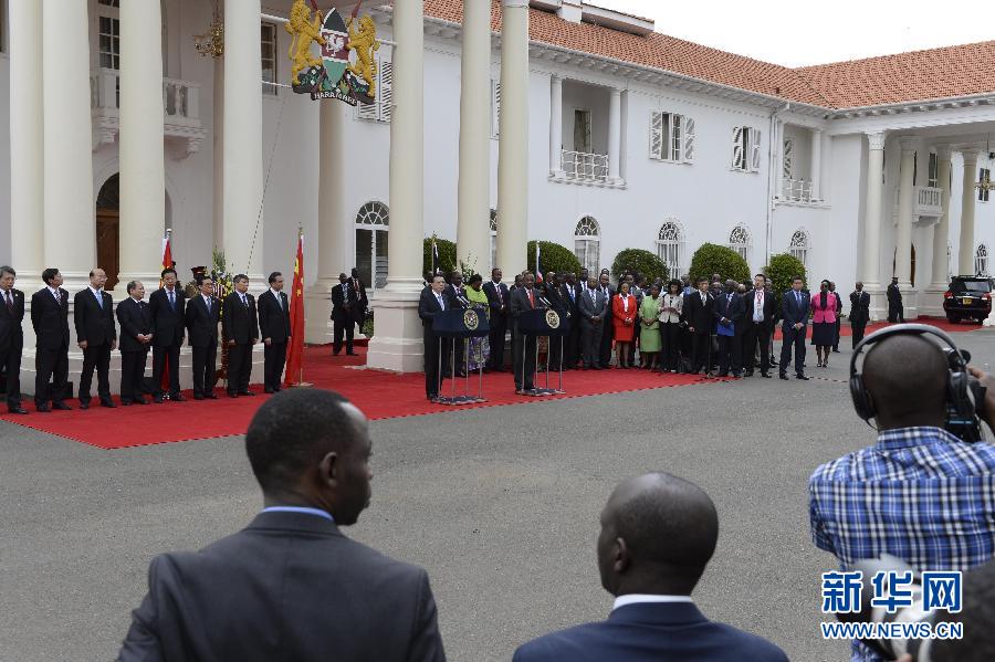  5月10日，中國國務(wù)院總理李克強在肯尼亞國家宮與肯總統(tǒng)肯雅塔舉行會談后共同會見記者。 新華社記者 李學仁 攝 