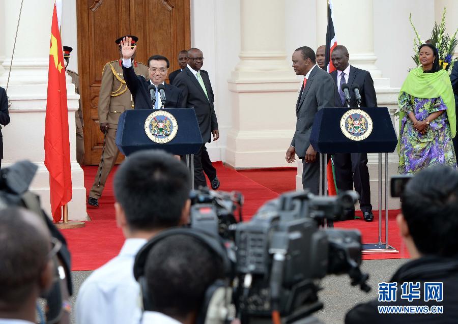 5月10日，中國國務(wù)院總理李克強在肯尼亞國家宮與肯總統(tǒng)肯雅塔舉行會談后共同會見記者。 新華社記者 李濤 攝 