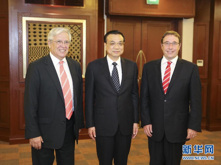 5月10日，國(guó)務(wù)院總理李克強(qiáng)在內(nèi)羅畢會(huì)見(jiàn)聯(lián)合國(guó)環(huán)境規(guī)劃署執(zhí)行主任施泰納（右）和聯(lián)合國(guó)人居署執(zhí)行主任克洛斯。 新華社記者 丁林 攝 