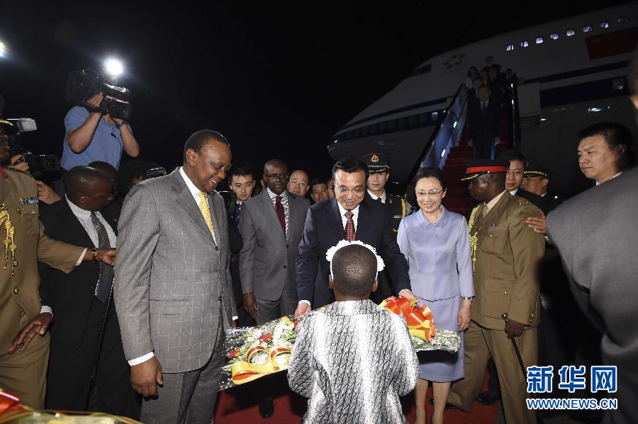 5月9日，應(yīng)肯尼亞總統(tǒng)肯雅塔邀請，中國國務(wù)院總理李克強(qiáng)乘專機(jī)抵達(dá)內(nèi)羅畢肯雅塔國際機(jī)場，開始對肯尼亞進(jìn)行正式訪問。李克強(qiáng)總理夫人程虹同機(jī)抵達(dá)?？夏醽喛偨y(tǒng)肯雅塔和副總統(tǒng)魯托率肯政府高級官員到機(jī)場迎接。這是肯尼亞兒童向李克強(qiáng)夫婦獻(xiàn)上鮮花。新華社記者李學(xué)仁攝 