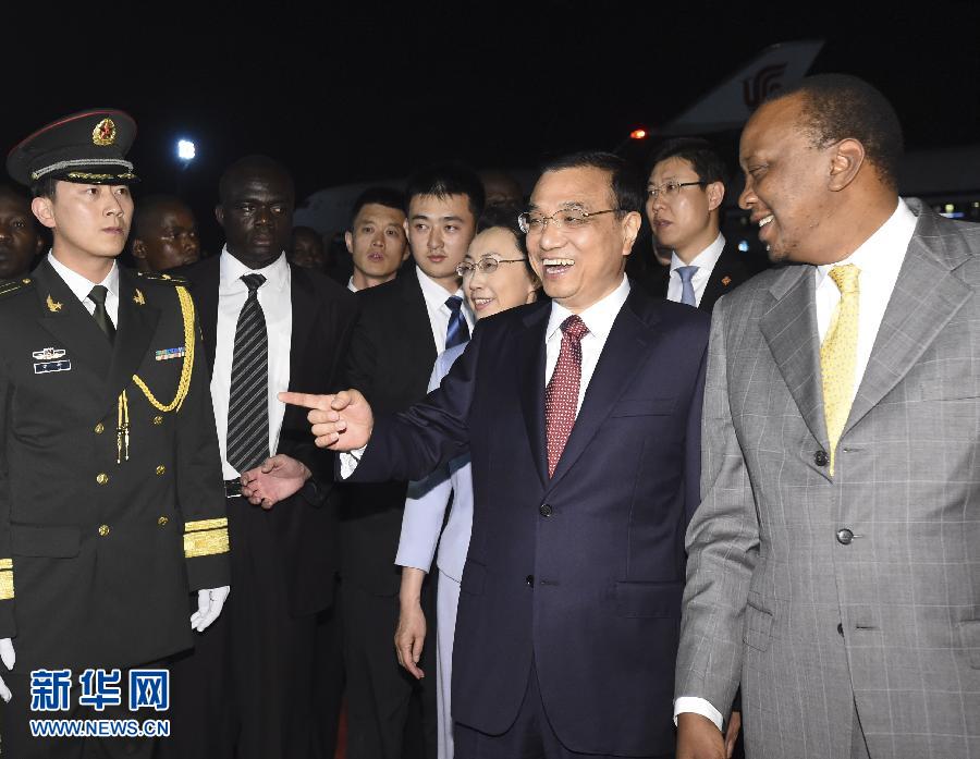 5月9日，應(yīng)肯尼亞總統(tǒng)肯雅塔邀請，中國國務(wù)院總理李克強(qiáng)乘專機(jī)抵達(dá)內(nèi)羅畢肯雅塔國際機(jī)場，開始對肯尼亞進(jìn)行正式訪問。李克強(qiáng)總理夫人程虹同機(jī)抵達(dá)?？夏醽喛偨y(tǒng)肯雅塔和副總統(tǒng)魯托率肯政府高級官員到機(jī)場迎接。新華社記者 李學(xué)仁 攝 