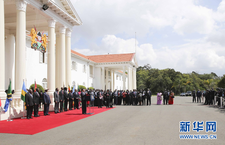 5月11日，中國國務院總理李克強在內(nèi)羅畢國家宮與肯尼亞總統(tǒng)肯雅塔共同會見記者，介紹中非合作建設肯尼亞蒙巴薩－內(nèi)羅畢鐵路情況。烏干達總統(tǒng)穆塞韋尼、盧旺達總統(tǒng)卡加梅、南蘇丹總統(tǒng)基爾等東非地區(qū)國家領導人參加。新華社記者丁林攝