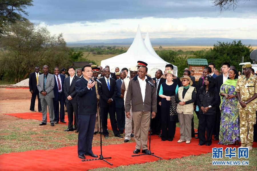 5月10日，國務院總理李克強與肯尼亞總統(tǒng)肯雅塔共同參觀肯尼亞內羅畢國家公園焚燒象牙紀念地，并對中外記者發(fā)表講話?？夏醽喐笨偨y(tǒng)魯托陪同參觀。新華社記者 李濤 攝 