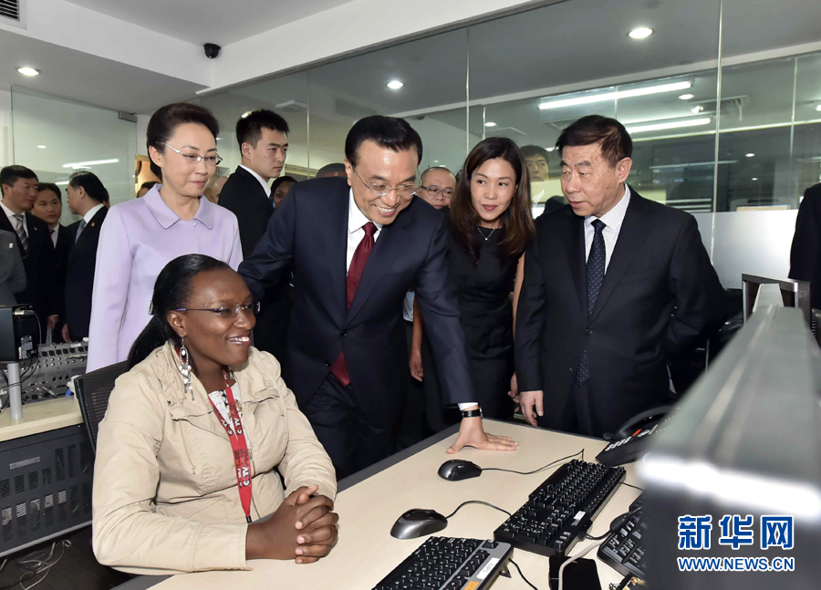 5月11日，中國(guó)國(guó)務(wù)院總理李克強(qiáng)在肯尼亞首都內(nèi)羅畢看望并慰問(wèn)中央電視臺(tái)非洲分臺(tái)員工。 新華社記者 李濤 攝 