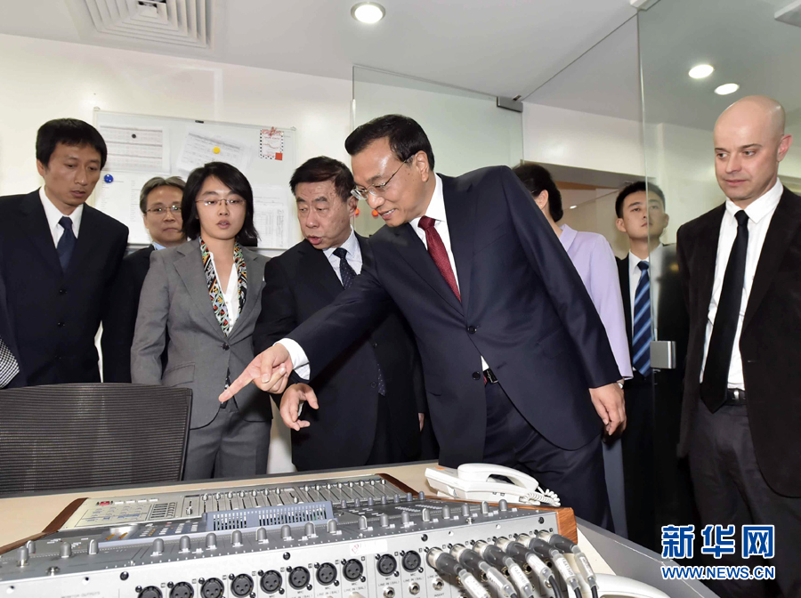 5月11日，中國(guó)國(guó)務(wù)院總理李克強(qiáng)在肯尼亞首都內(nèi)羅畢看望并慰問(wèn)中央電視臺(tái)非洲分臺(tái)員工。 新華社記者 李濤 攝 