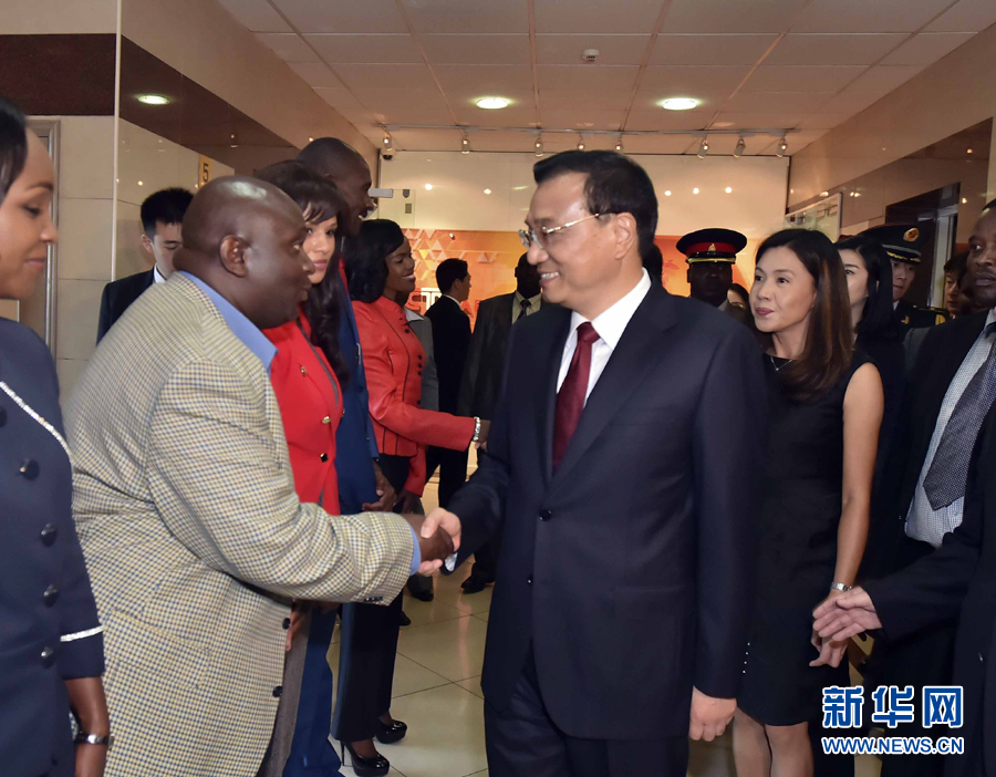 5月11日，中國(guó)國(guó)務(wù)院總理李克強(qiáng)在肯尼亞首都內(nèi)羅畢看望并慰問(wèn)中央電視臺(tái)非洲分臺(tái)員工。 新華社記者 李濤 攝 
