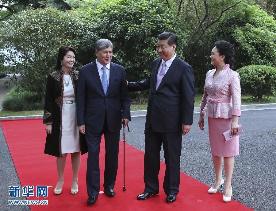 會(huì)談前，習(xí)近平在上海西郊會(huì)議中心廣場(chǎng)為阿坦巴耶夫舉行歡迎儀式。新華社記者 蘭紅光 攝 