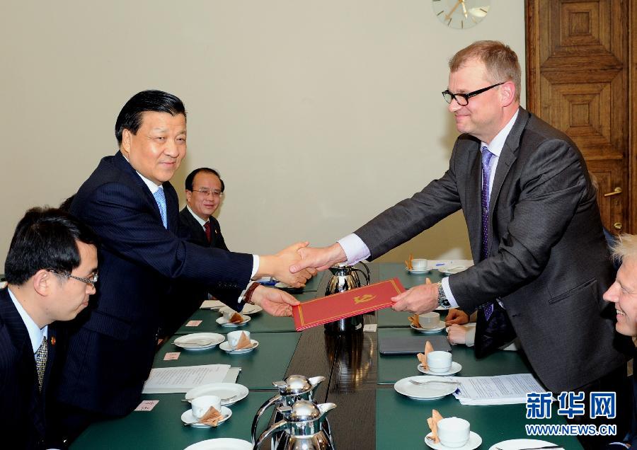 6月12日，中共中央政治局常委、中央書記處書記劉云山在赫爾辛基會見芬蘭中間黨主席西皮萊。 新華社記者饒愛民攝