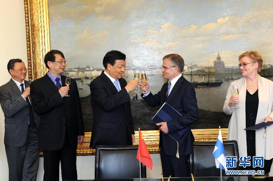 6月13日，中共中央政治局常委、中央書記處書記劉云山在赫爾辛基與赫爾辛基市長帕尤寧共同出席中芬有關(guān)文化藝術(shù)合作及交流活動的諒解備忘錄簽字儀式。新華社記者饒愛民攝 
