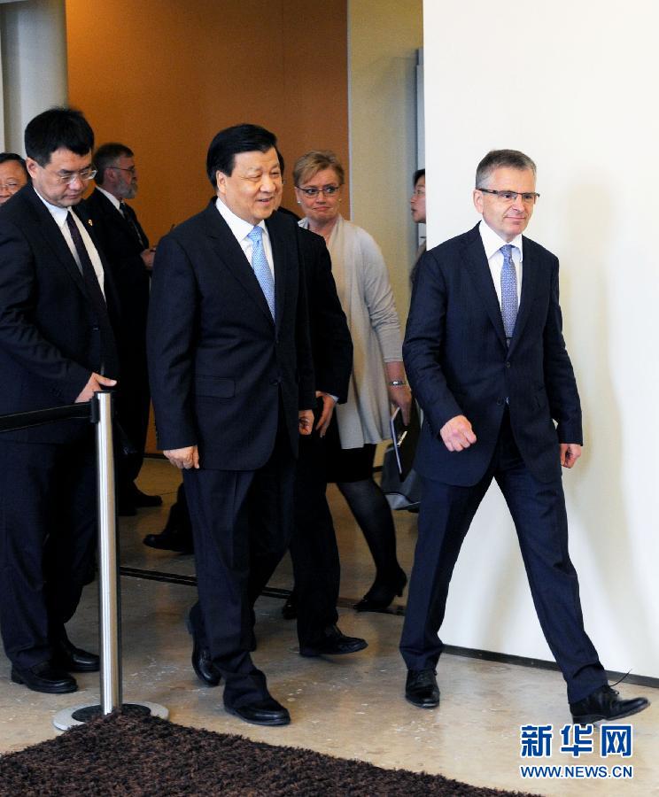 6月13日，中共中央政治局常委、中央書記處書記劉云山在赫爾辛基與赫爾辛基市長帕尤寧共同出席中芬有關(guān)文化藝術(shù)合作及交流活動的諒解備忘錄簽字儀式。新華社記者饒愛民攝