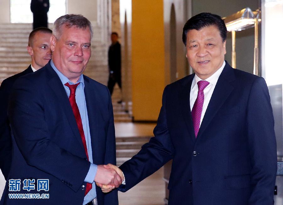 6月13日，中共中央政治局常委、中央書記處書記劉云山在赫爾辛基會(huì)見芬蘭社民黨主席、財(cái)政部長(zhǎng)林內(nèi)。 新華社記者姚大偉攝